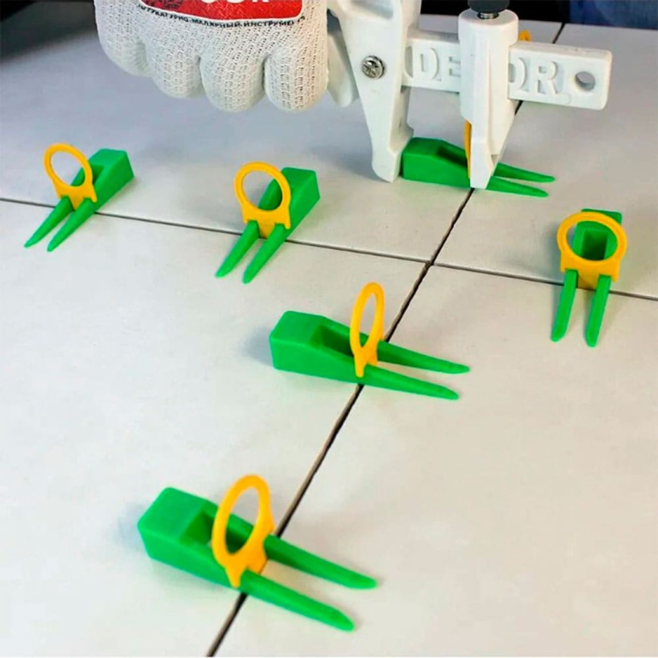 Система выравнивания плитки Decor 339-2050, Клин для зажимов Флажок и Кольцо, 4-14 мм, в упаковке 50 штук